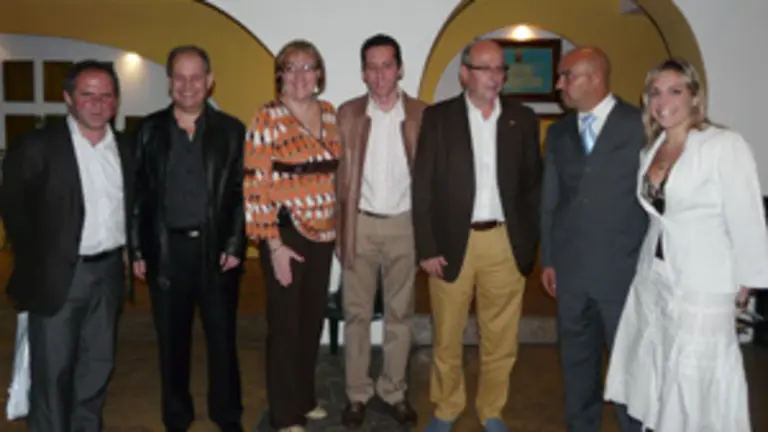 Rodr&iacute;guez con miembros de la junta directiva de la HGV.