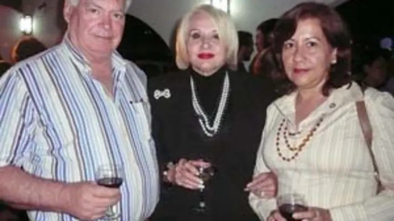 Josefina Canellas -en el centro-, acompañada del presidente y secretaria del HCV.