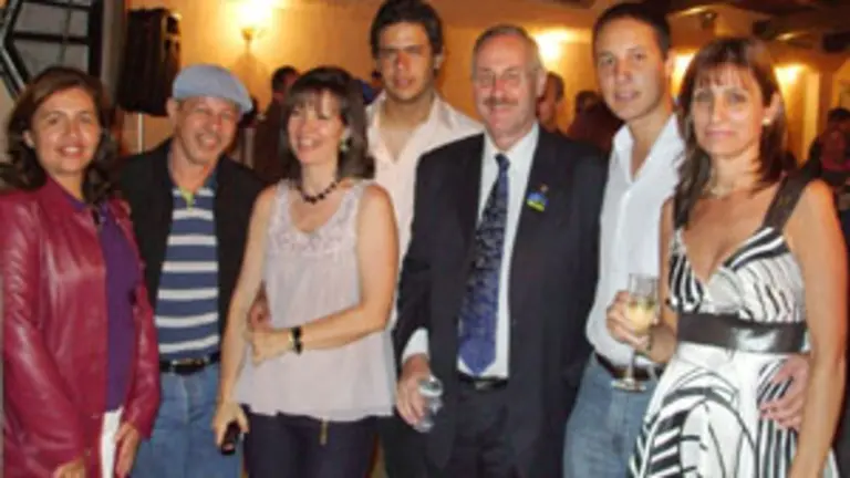  José María Anderez y su esposa, rodeados de amigos.