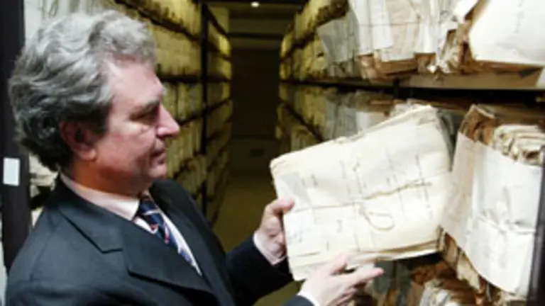  El ministro de Cultura, César Antonio Molina, observa unos legajos.