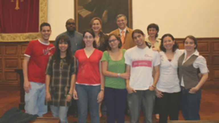  Eugenia &Aacute;lvarez y Valent&iacute;n Ruiz &ndash;a la derecha en la segunda fila&ndash; posan con los becarios del programa &lsquo;Alas&rsquo;.