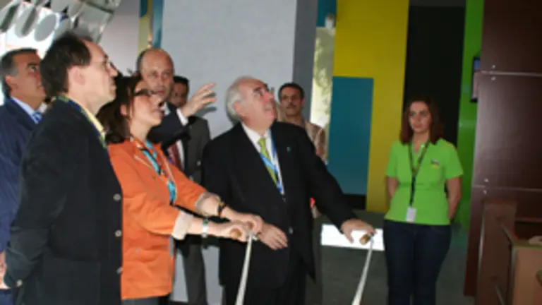  Bel&eacute;n Fern&aacute;ndez y Vicente &Aacute;lvarez Areces, durante su visita al pabell&oacute;n de Asturias en la Expo.