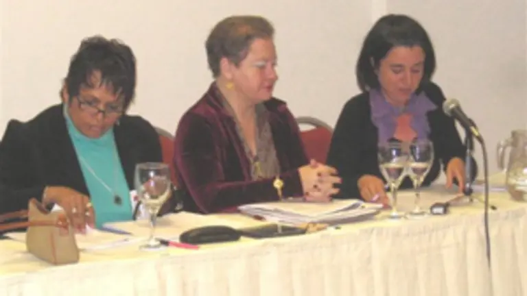  Fern&aacute;ndez Campomanes &ndash;a la dcha.&ndash;, durante su ponencia en Montevideo.