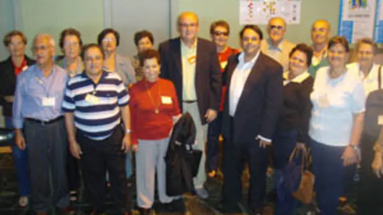  Rodr&iacute;guez recibi&oacute; en Lavacolla a los participantes en el programa \'Volver &aacute; casa\'.