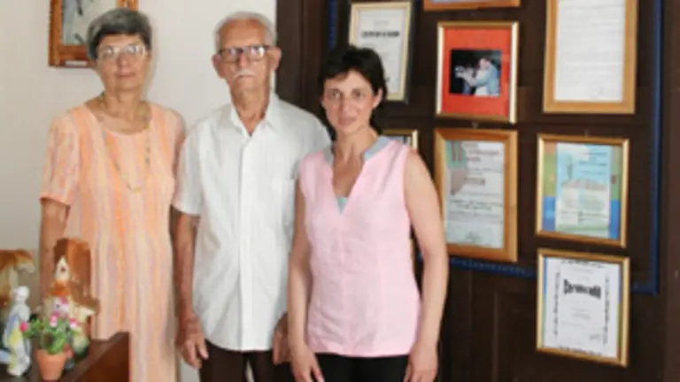  Mar&iacute;a Eugenia &Aacute;lvarez con dos de los emigrantes en Santa Clara.