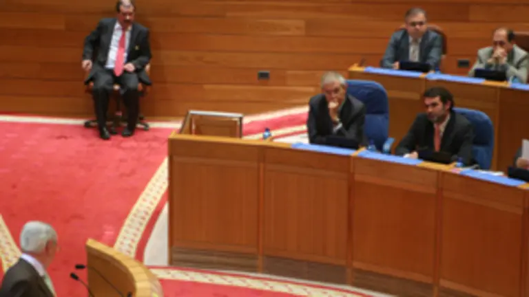  Castelao se dirige a Touri&ntilde;o y a Anxo Quintana en el pleno sobre la reforma de la Loreg de la semana pasada.