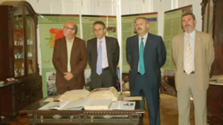  Un momento de la inauguraci&oacute;n de la muestra.