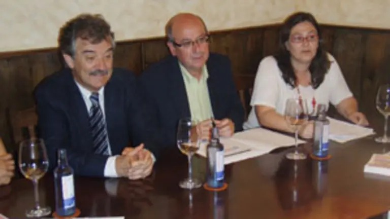  El secretario xeral de Emigraci&oacute;n, acompa&ntilde;ado por los organizadores, en la presentaci&oacute;n del festival.