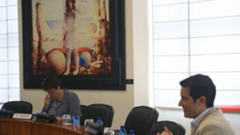 Tabar&eacute;s y Soneira, durante la reuni&oacute;n en la sala de comisiones.