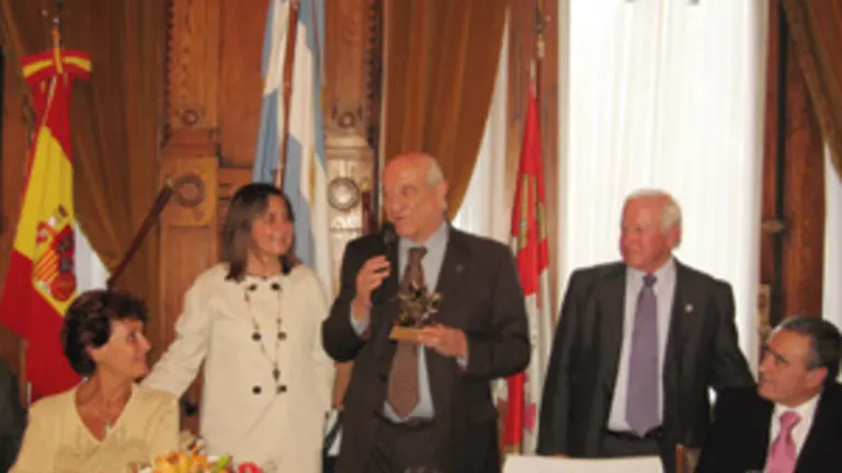  Jorge Alonso agradece la distinción que recibió de parte de Manuel Cao Corral.