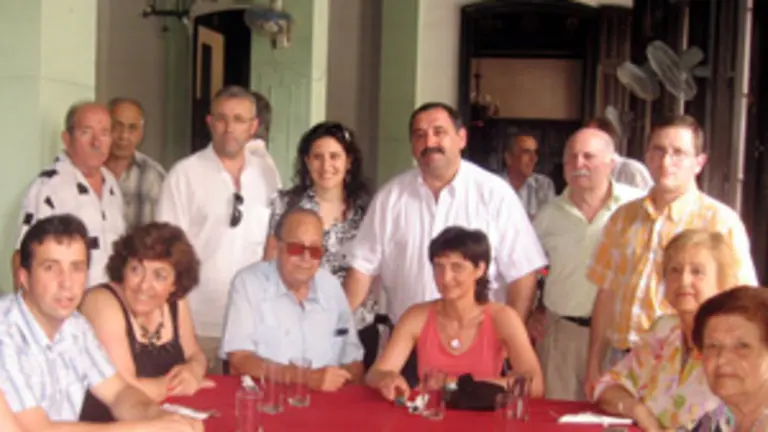  &Aacute;lvarez -en el centro-, con Ignacio Garc&iacute;a, El&iacute;as Rodr&iacute;guez y otras personalidades e invitados.