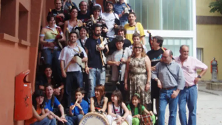  Alumnos y profesores de la Escuela de Asturian&iacute;a en Logro&ntilde;o.