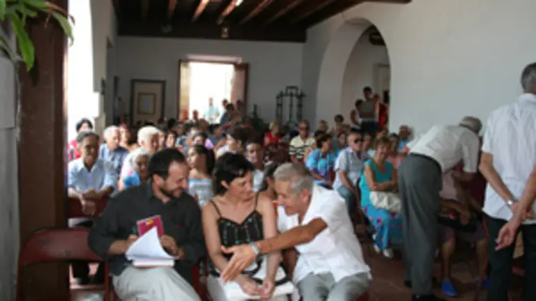 &Aacute;lvarez, y  Ventura, viendo el espect&aacute;culo organizado en Matanzas.
