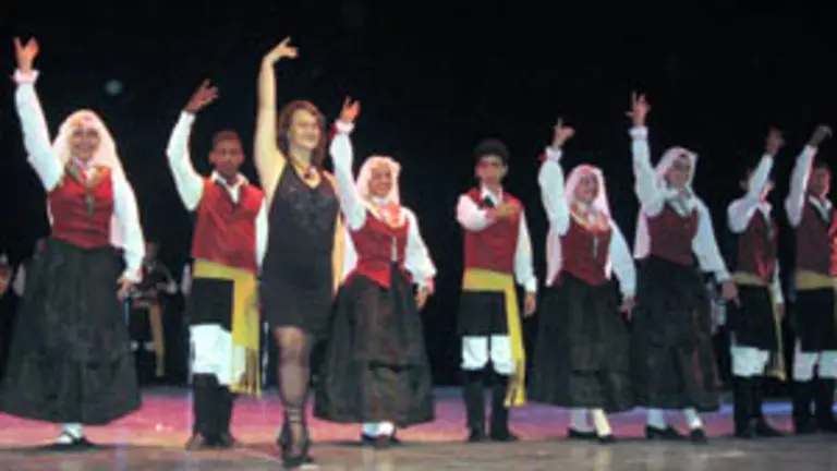  Marilyn Garc&iacute;a, con el grupo de baile de la asociaci&oacute;n Monterroso y Antas de Ulla.