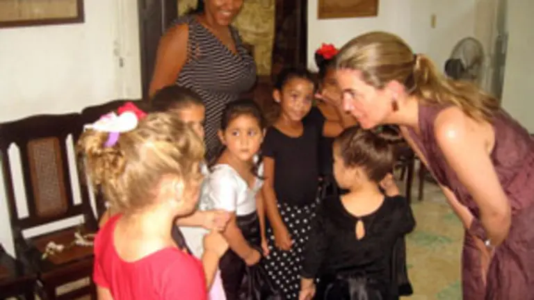  Victoria Cristóbal habla con unas niñas de la colectividad madrileña de Cuba.