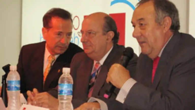  Ramón Carballo, Santiago Fisas y Julio Moreno, en la inauguración del punto de información turística