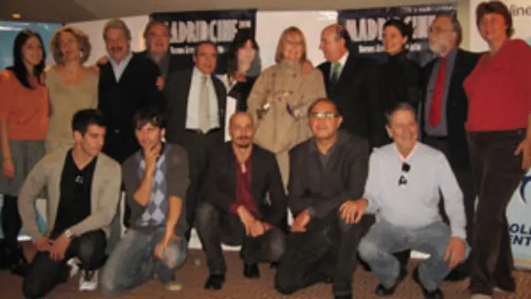 Santiago Fisas posa junto a directores, actores y productores de cine.