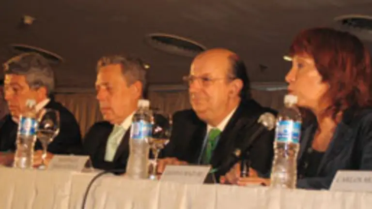  De dcha. a izda., Liliana Mazure, Santiago Fisas, Rafael Estrella y Enrique Cerezo, durante la presentación