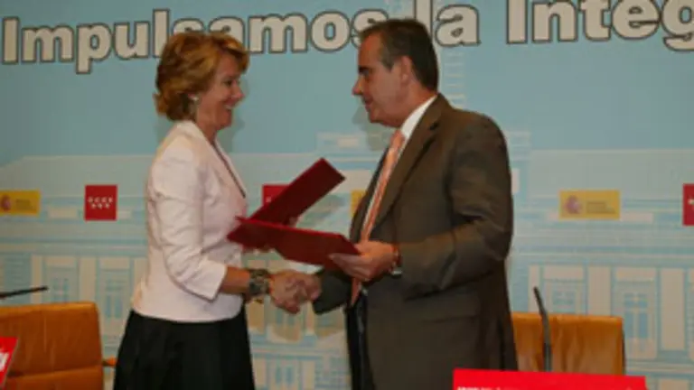  Esperanza Aguirre y Celestino Corbacho se estrechan la mano durante la firma del convenio.