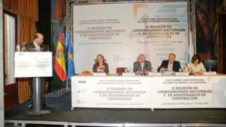 Fern&aacute;ndez Felgueroso y Areces &ndash;sentados&ndash;, junto con Enrique Iglesias, secretario general iberoamericano. 