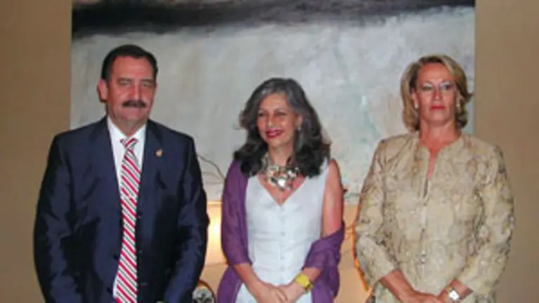  El alcalde de Salamanca, Julián Lanzarote, y la presidenta de la Diputación salmantina, Isabel Jiménez, tras su reunión con la ministra de Cultura de Argentina, Silvia Fajre, en el año 2006.