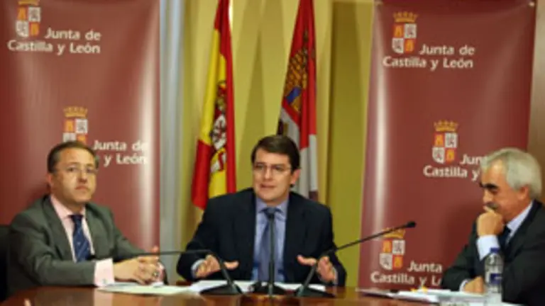 Fernández Mañueco –en el centro–, con Felix Colsa –izda.– y Cayo Sastre.