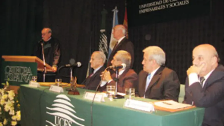  El periodista Antonio Carrizo agradece el regalo entregado por Manuel Cao Corral.