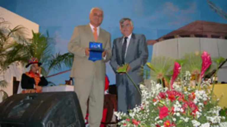  Antonio Expósito entrega al cónsul general de España un reconocimiento que recoge el vicecónsul en Maracay, Carlos Doallo.