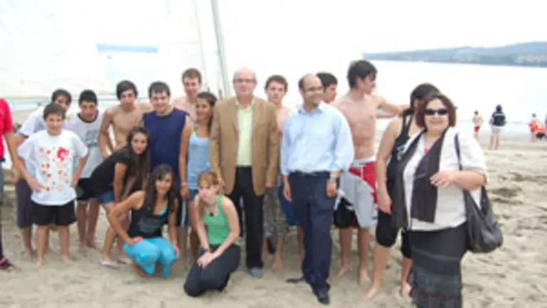  Manuel Luis Rodr&iacute;guez y Rub&eacute;n Cela, con los j&oacute;venes en Gandar&iacute;o.
