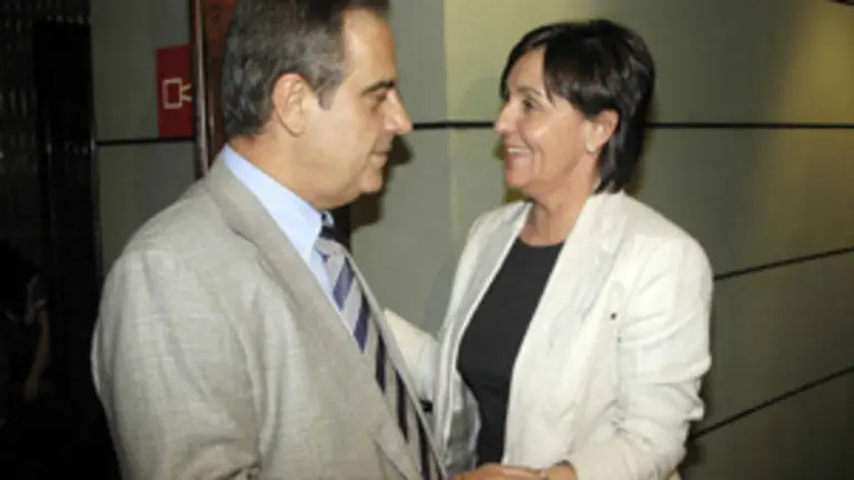 Dolores Gorostiaga, saludando al ministro de Trabajo e Inmigración, Celestino Corbacho.