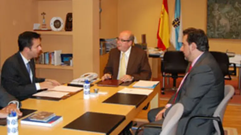 Gonz&aacute;lez, Rodr&iacute;guez y P&eacute;rez, en la firma del acuerdo.
