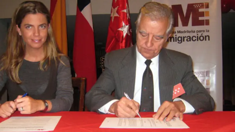  Victoria Cristóbal y Elías Vila, presidente de la Colectividad Madrileña de Chile, firman el Protocolo.