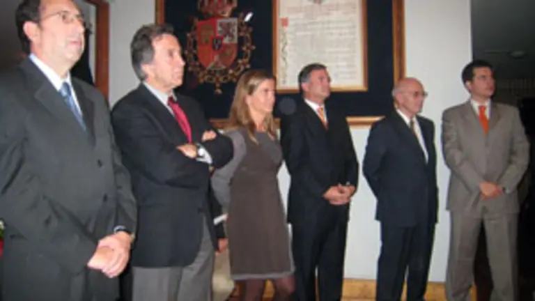  Victoria Cristóbal, con el cónsul general de España en el país –2º por la izda.– y el presidente y directivos del Estadio Español de Chile.