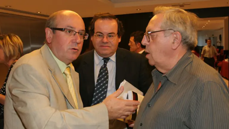  El secretario xeral, Manuel Luis Rodr&iacute;guez, con algunos de los consejeros.