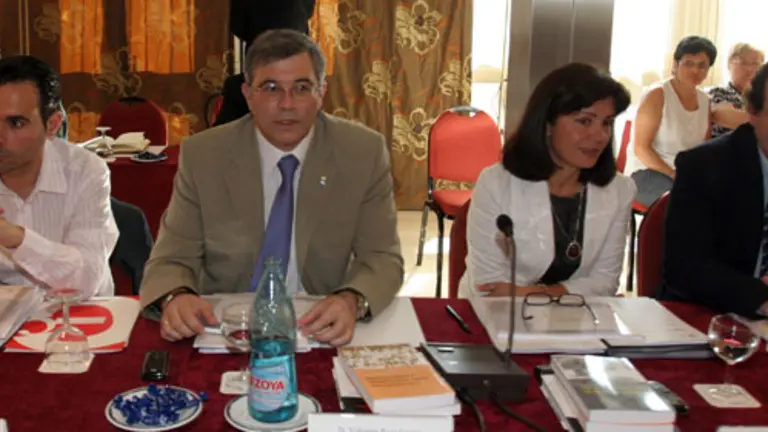 García Cerviño -a la izda.-, durante una de las sesiones de trabajo.