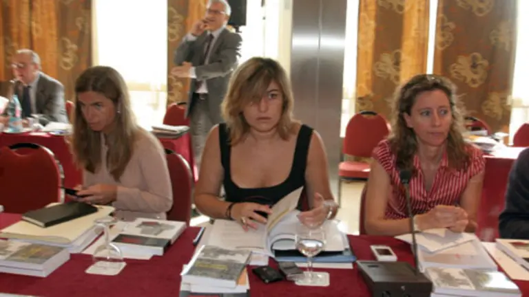  Victoria Cristóbal -a la izda.-, durante una de las sesiones de trabajo,