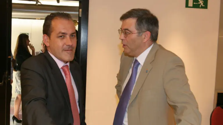  El viceconsejero Valent&iacute;n Ruiz charla con Agust&iacute;n Torres, en una pausa del Consejo.