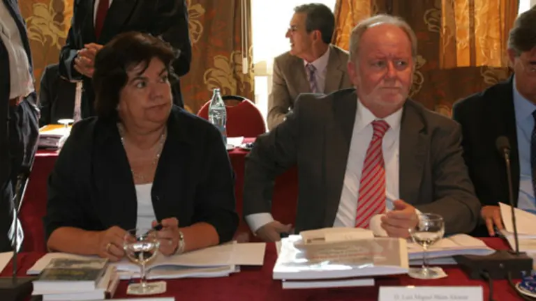  Guillermina Hernández -a la izquierda-, durante la celebración del Pleno.