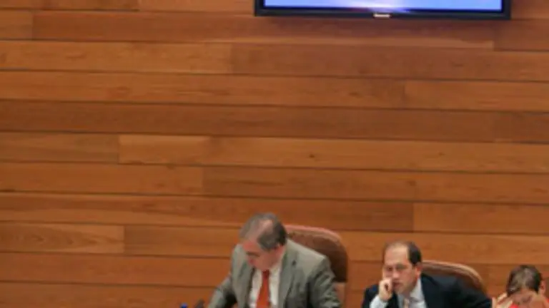 Touri&ntilde;o y Quintana, en el momento en que se conoce el resultado de la votaci&oacute;n.