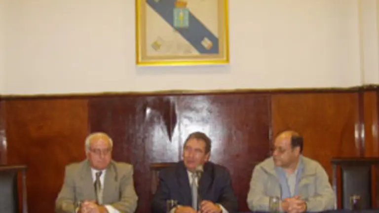  Carlos Sixirei, junto a Manuel Ramos, presidente de Casa de Galicia, y Luis Cervi&ntilde;o, presidente de la Uni&oacute;n Sociedades Galegas, en la presentaci&oacute;n.