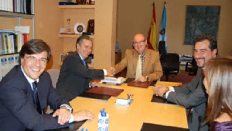  Manuel Luis Rodr&iacute;guez y Jes&uacute;s de la Pedraja se dan la mano tras la firma del convenio.