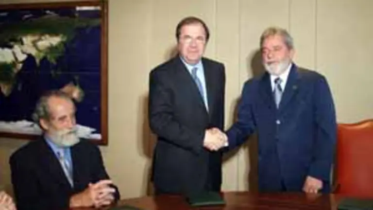  Juan Vicente Herrera (c) se entrevista con el presidente de Brasil, Lula Da Silva (d), en presencia del embajador.