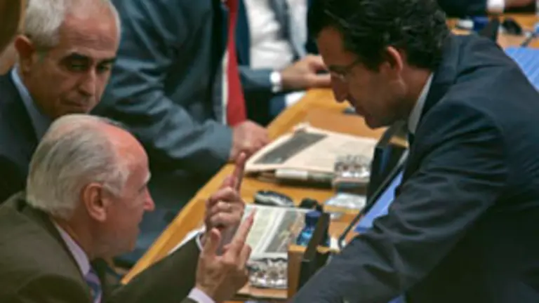  Feij&oacute;o conversa con Castelao Braga&ntilde;a y Miras Portugal durante el Pleno Extraordinario del pasado lunes.