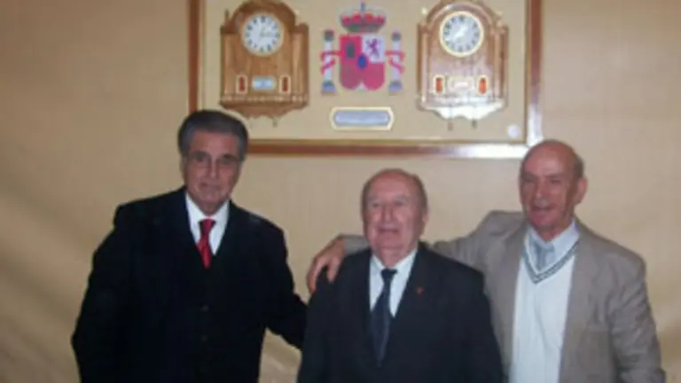  Fernando Garc&iacute;a Navarro, Enrique Labora y Constantino Gonz&aacute;lez, durante la celebraci&oacute;n. Al fondo, el tablero artesanal donado.