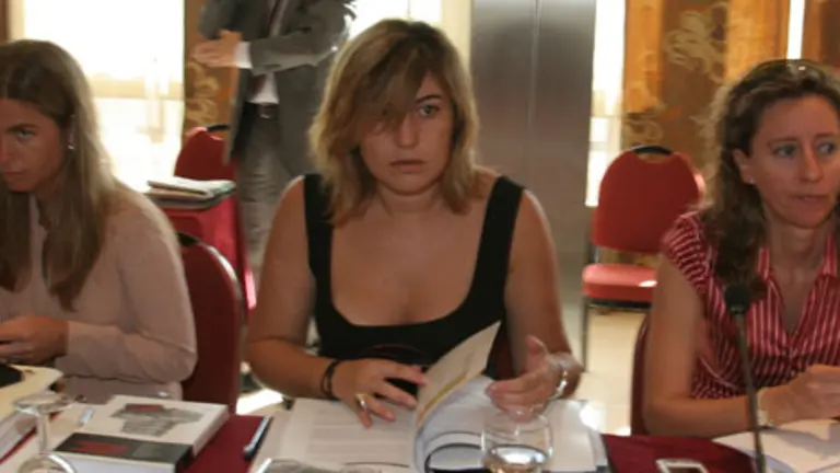  Josefa Gonz&aacute;lez -en el centro-, durante la celebraci&oacute;n del Pleno.