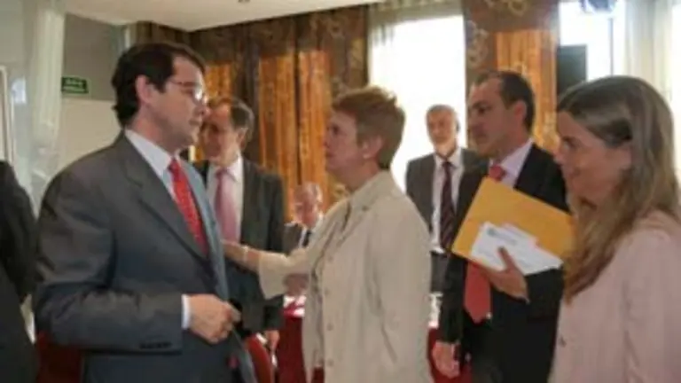  Alfonso Fernández Mañueco saluda a la secretaria de Estado Consuelo Rumí.