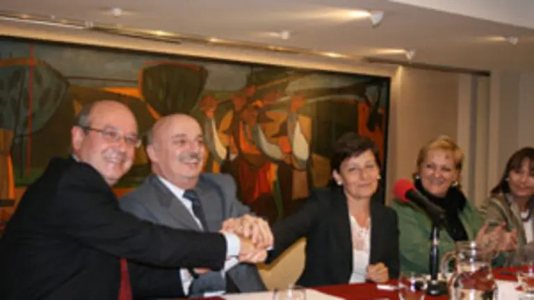  Manuel Luis Rodr&iacute;guez, H&eacute;ctor Fern&aacute;ndez y Mar&iacute;a Jos&eacute; Rubio se estrechan las manos tras la firma del convenio.