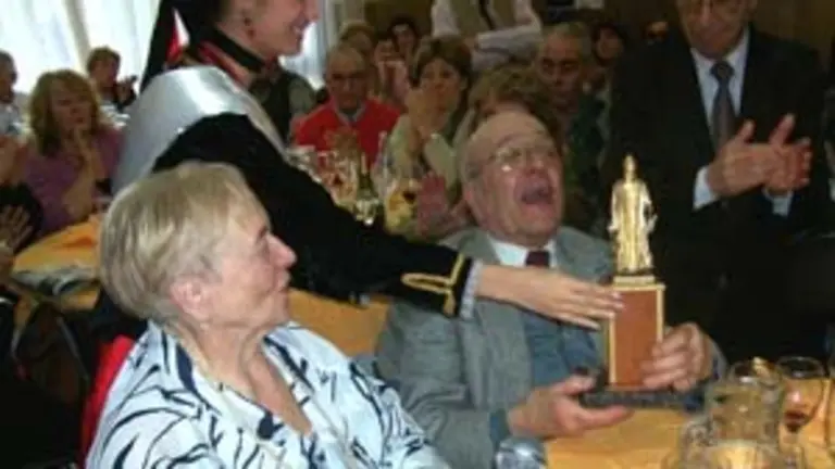  Roberto Osvaldo Cova recibe el ‘Cid Campeador’ de manos de la Reina.