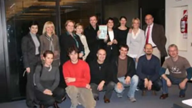  Foto de familia de las autoridades, integrantes del grupo &lsquo;F&iacute;a na Roca&rsquo; y el actor Eduardo Blanco.