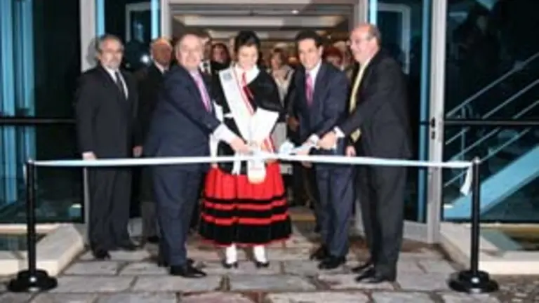  H&eacute;ctor Fern&aacute;ndez, Rodrigo Aguirre y Manuel Luis Rodr&iacute;guez desataron la cinta inaugural del patio &lsquo;Plaza mayor&rsquo;.